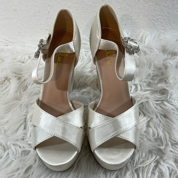 LULUS Crushest White Satin Rhinestone Ankle-Strap Chunky Heels Size 8.5 NEW - Picture 3 of 15